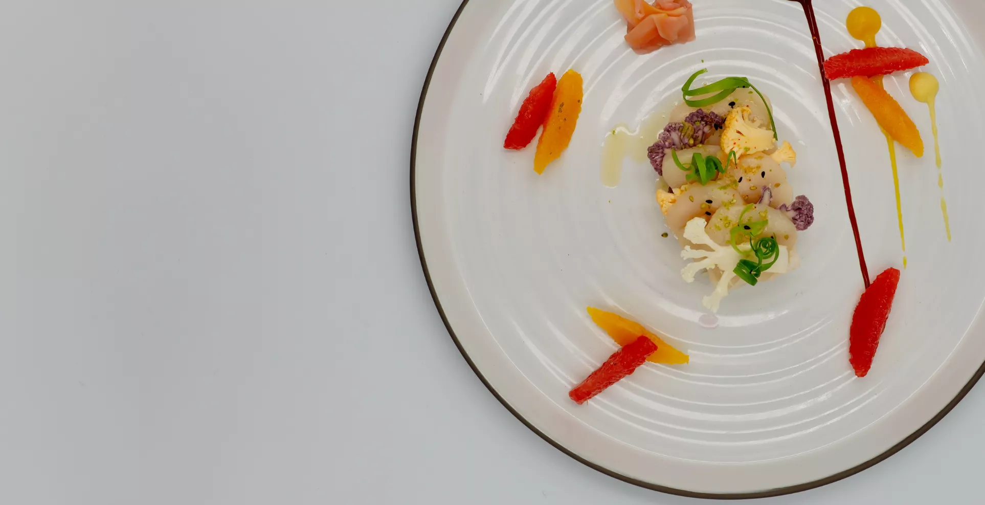 Carpaccio de Noix de St Jacques, agrumes, riz sushi, légumes croquants